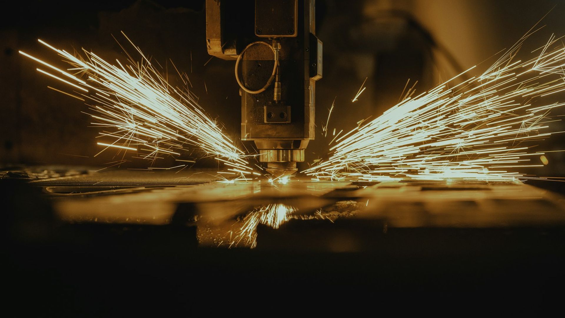 Découpe et usinage haute précision dans l'atelier Précigéa