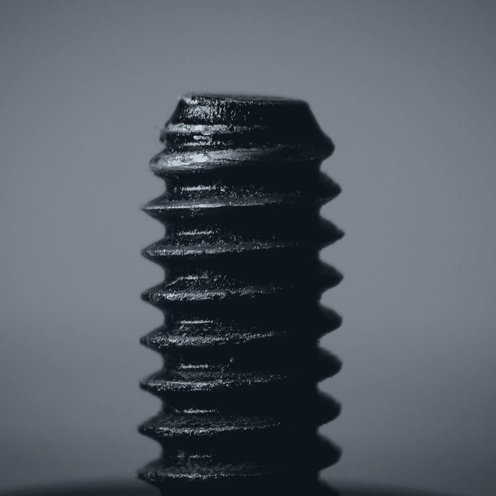 Implant et composant médical usiné en titane